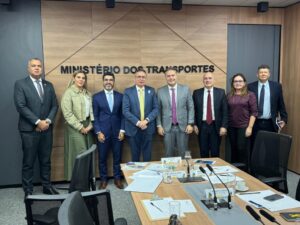 Read more about the article Ministro dos Transportes recebe cartilha de inspeção técnica veicular produzida pela CNC